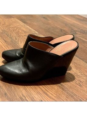 𝅺ROBERT CLERGERIE PARIS black leather platform mules. Made in France. Size 7.5B